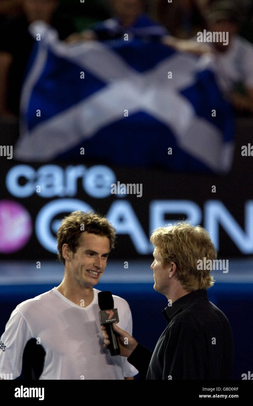 Der britische Andy Murray spricht mit Jim Courier, nachdem er den spanischen Marcel Granollers bei den Australian Open 2009 im Melbourne Park, Melbourne, Australien, besiegt hat. Stockfoto