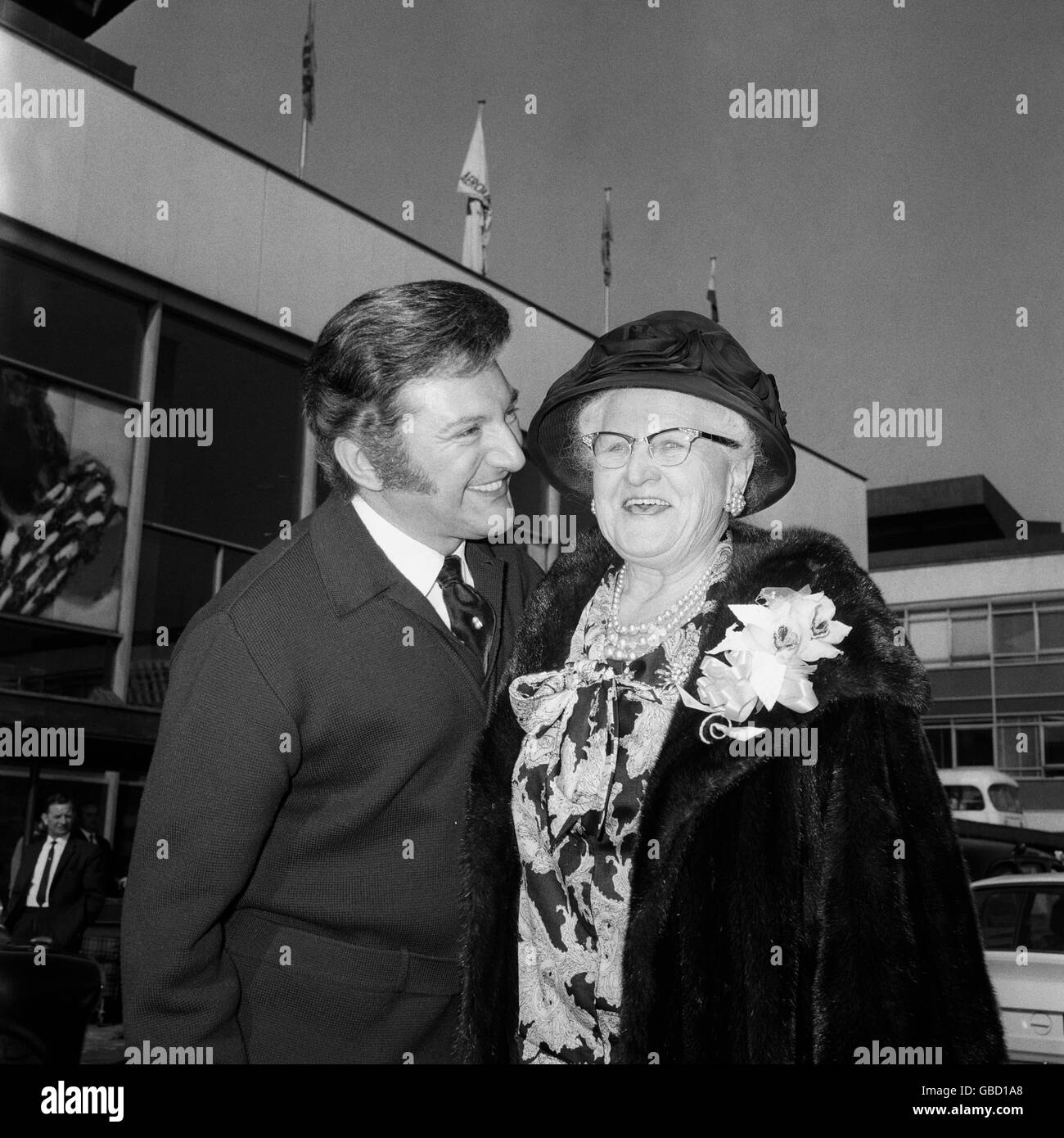 Musik - Liberace - Flughafen Heathrow - London - 1969. Der amerikanische Musiker Liberace begrüßt seine Mutter Frances Liberace Casadonte am Flughafen Heathrow. Stockfoto