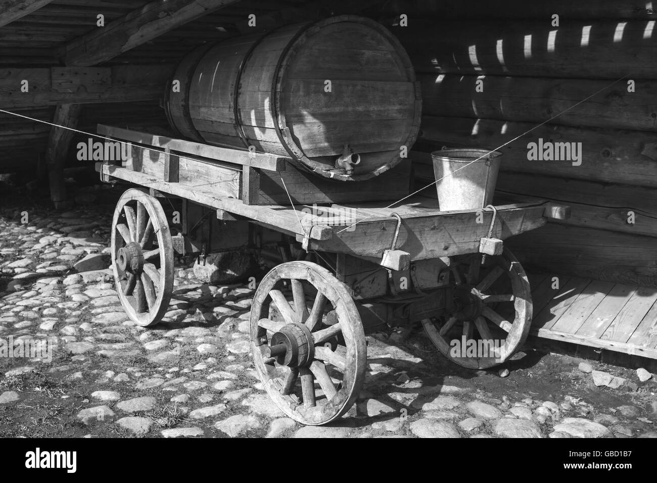 Alten ländlichen Holzkarren mit Wasser-Tank, schwarz / weiß-Foto Stockfoto