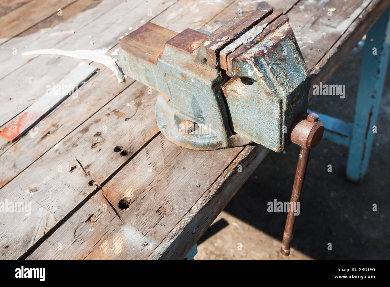 Alten Vice montiert auf einer Werkbank, Nahaufnahme Foto mit selektiven Fokus Stockfoto