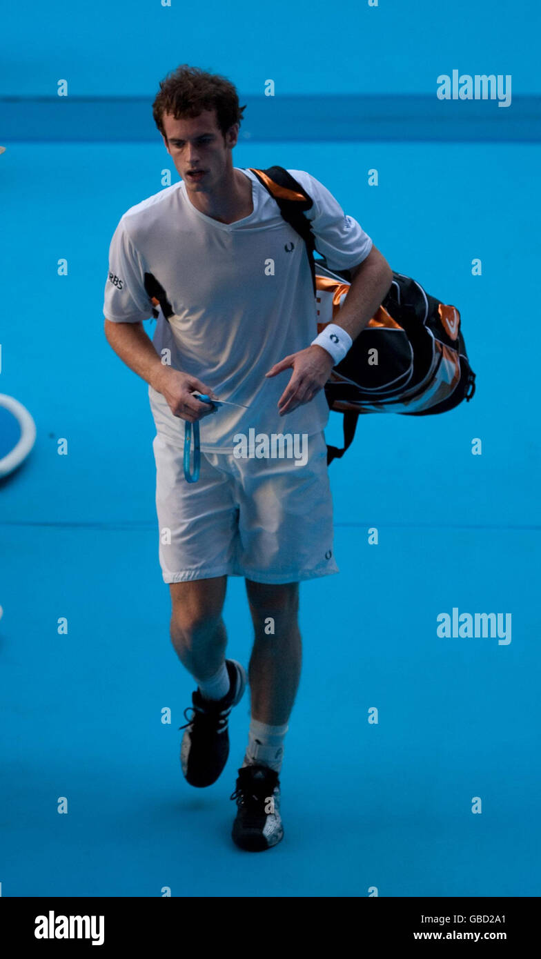 Der britische Andy Murray verlässt das Spielfeld, nachdem er während der Australian Open 2009 im Melbourne Park, Melbourne, Australien, vom spanischen Fernando Verdasco besiegt wurde. Stockfoto
