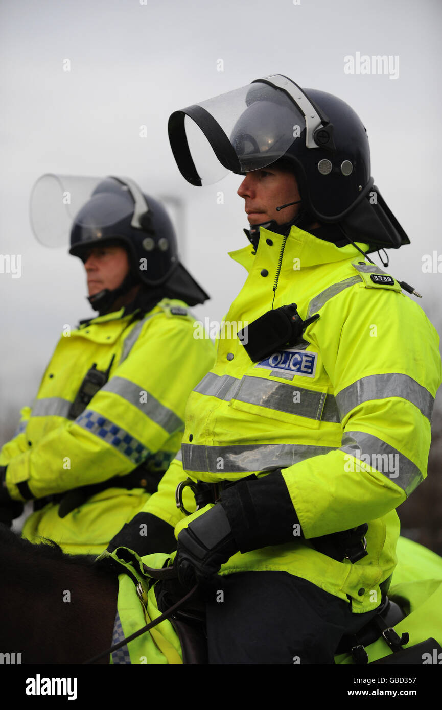 Fußball - Coca-Cola Football League One - Leeds United / Peterborough United - Elland Road. Zwei montierte Polizisten beobachten die Fans, wie sie auf dem Weg in den Boden sind Stockfoto
