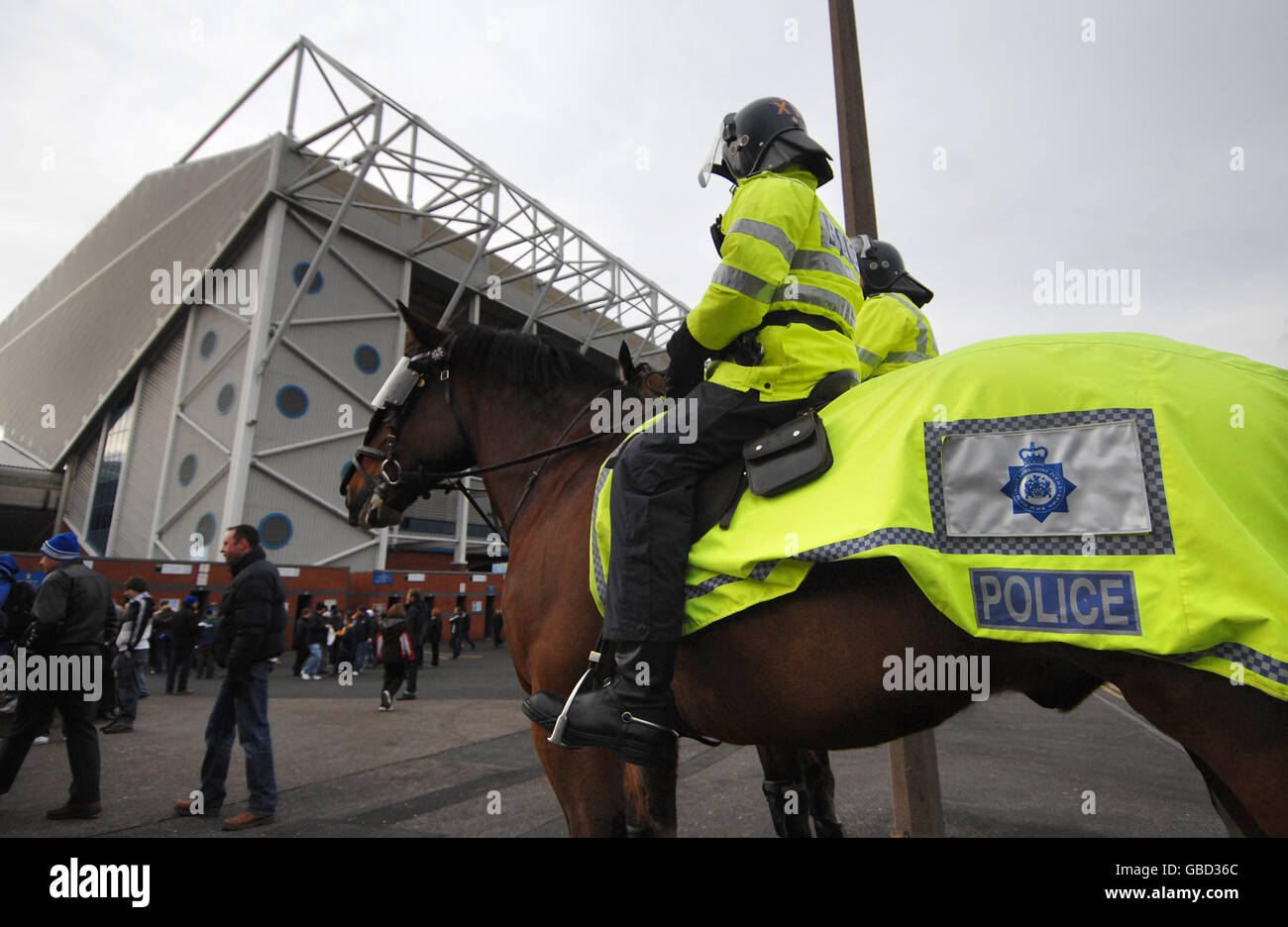 Fußball - Coca-Cola Football League One - Leeds United / Peterborough United - Elland Road. Zwei montierte Polizisten beobachten die Fans, wie sie auf dem Weg in den Boden sind Stockfoto