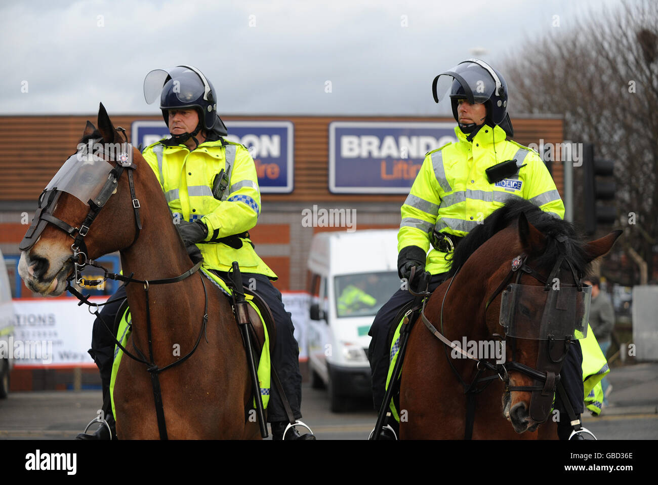 Fußball - Coca-Cola Football League One - Leeds United / Peterborough United - Elland Road. Zwei montierte Polizisten beobachten die Fans, wie sie auf dem Weg in den Boden sind Stockfoto