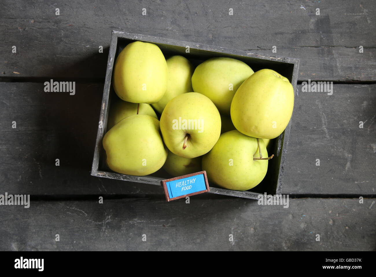 gesunde Ernährung-Idee, Text und Äpfel auf einem Tisch Stockfoto
