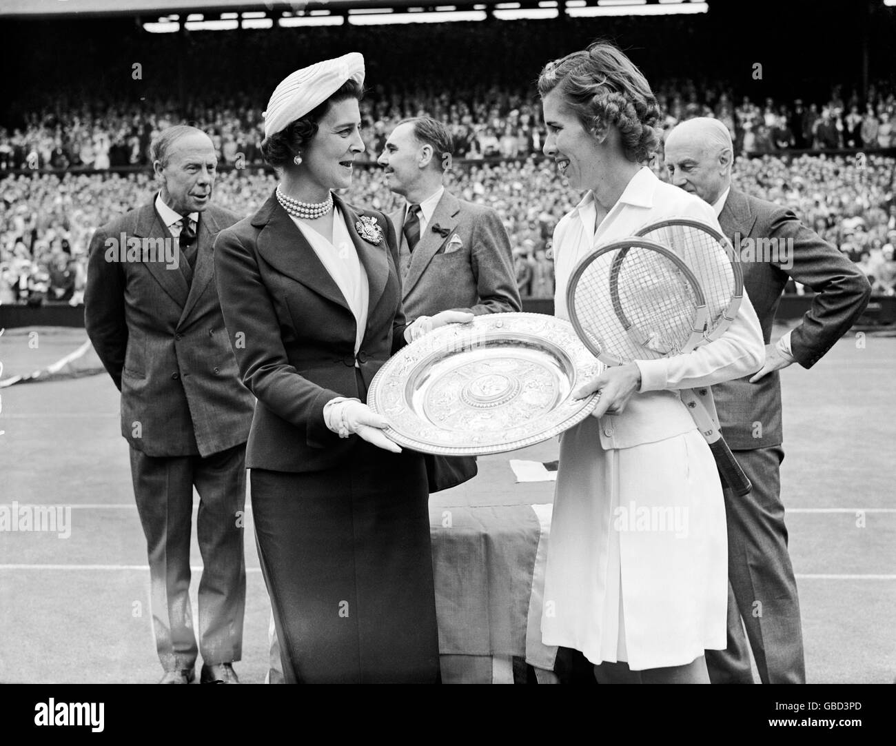 Tennis - Wimbledon Championships - Dameneinzel - Finale - Doris Hart gegen Shirley Fry. HRH die Herzogin von Kent (l) überreicht Doris Hart (r) nach ihrem 6-1, 6-0 Sieg die Einzel-Trophäe der Damen Stockfoto