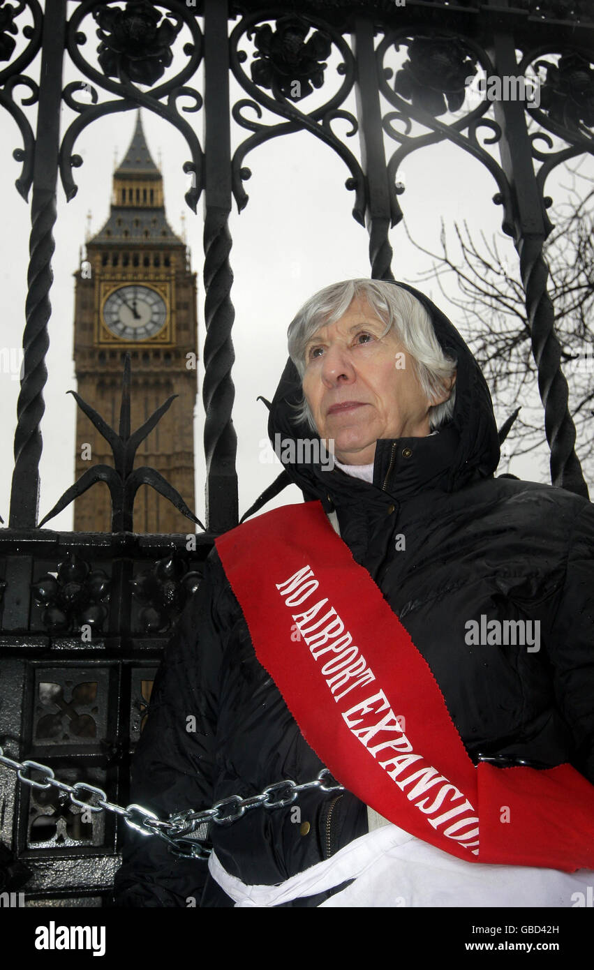 Ein Wahlkämpfer kettete sich an Geländer vor den Houses of Parliament in Westminster, London, aus Protest gegen Pläne für eine dritte Start- und Landebahn am Flughafen Heathrow. Stockfoto