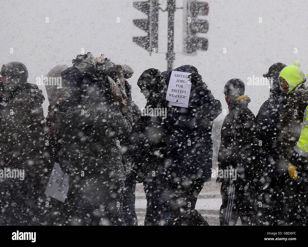 Die Demonstration von Arbeitern vor der Lindsey Ölfabrik in Killingholme in North Lincolnshire, die heute trotz der arktischen Schneestürme fortgesetzt wird. Stockfoto