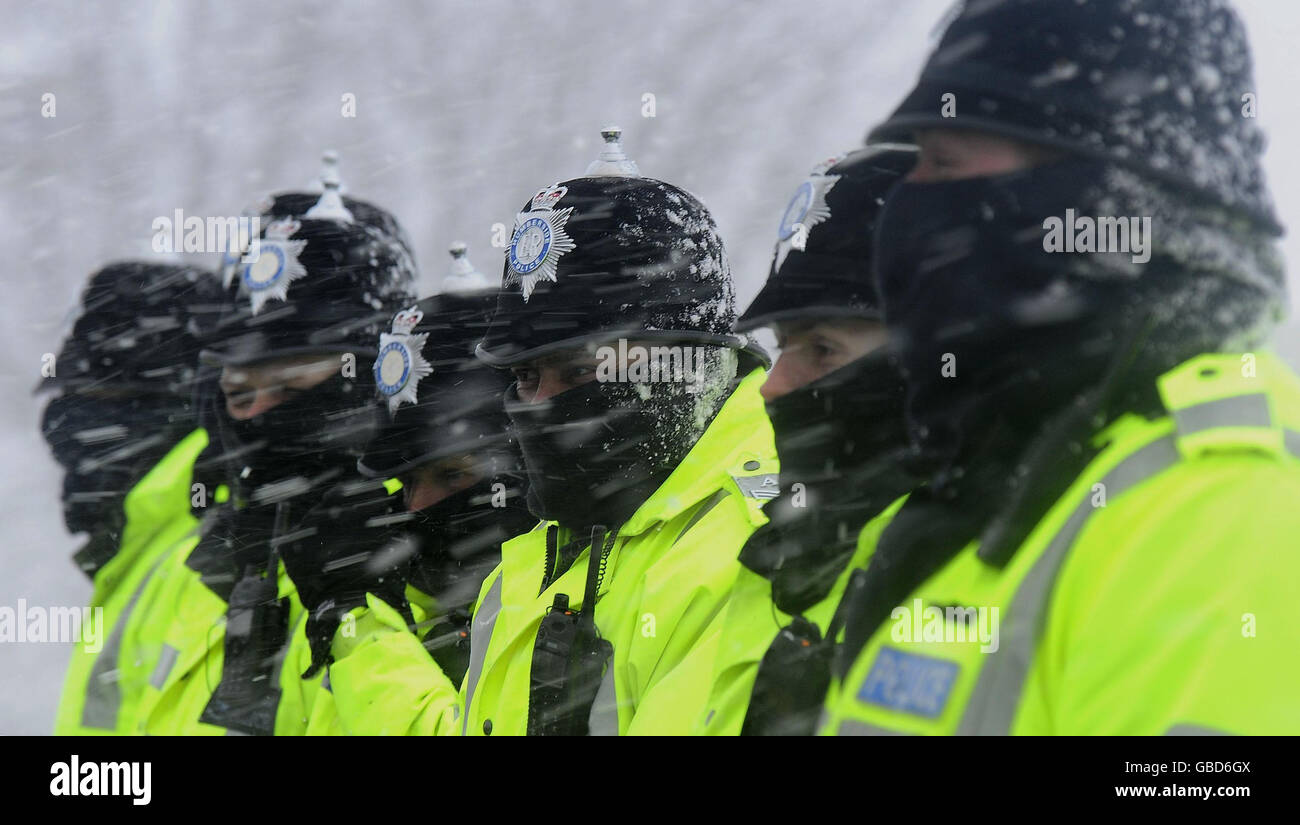 Die Polizei wacht über die Demonstration von Arbeitern vor der Lindsey Ölfabrik in Killingholme in North Lincolnshire, die heute trotz der arktischen Schneestürme fortgesetzt wird. Stockfoto