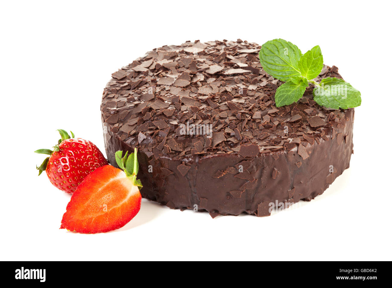 Schokoladenkuchen auf einen garniert mit Erdbeeren und Minze auf weißem Hintergrund Stockfoto