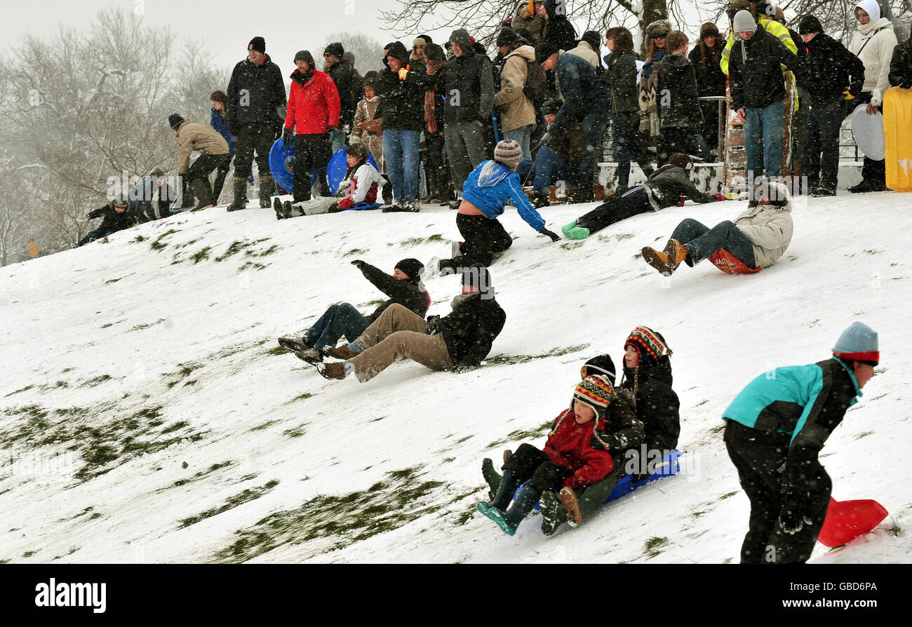 Eine große Menschenmenge genießt es, nach schweren Schneeschauern über Nacht ihre Rodel auf den schneebedeckten Pisten im Greenwich Park im Südosten Londons zu nutzen. Stockfoto