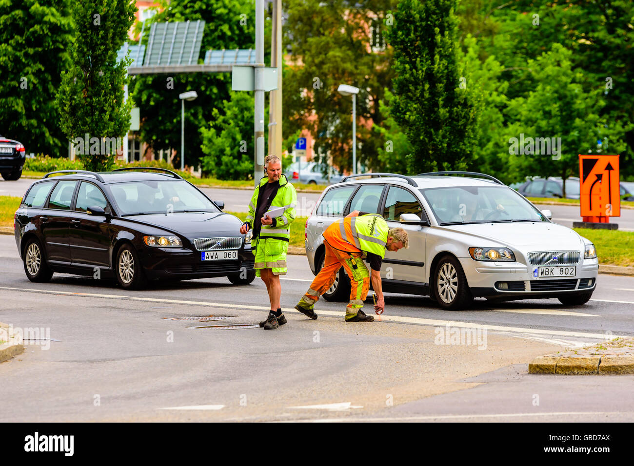 Motala, Schweden-21. Juni 2016: zwei Männer markieren den Weg für zukünftige Baustellen. Man hat einen Notizblock und andererseits die Asp Sprühfarbe Stockfoto