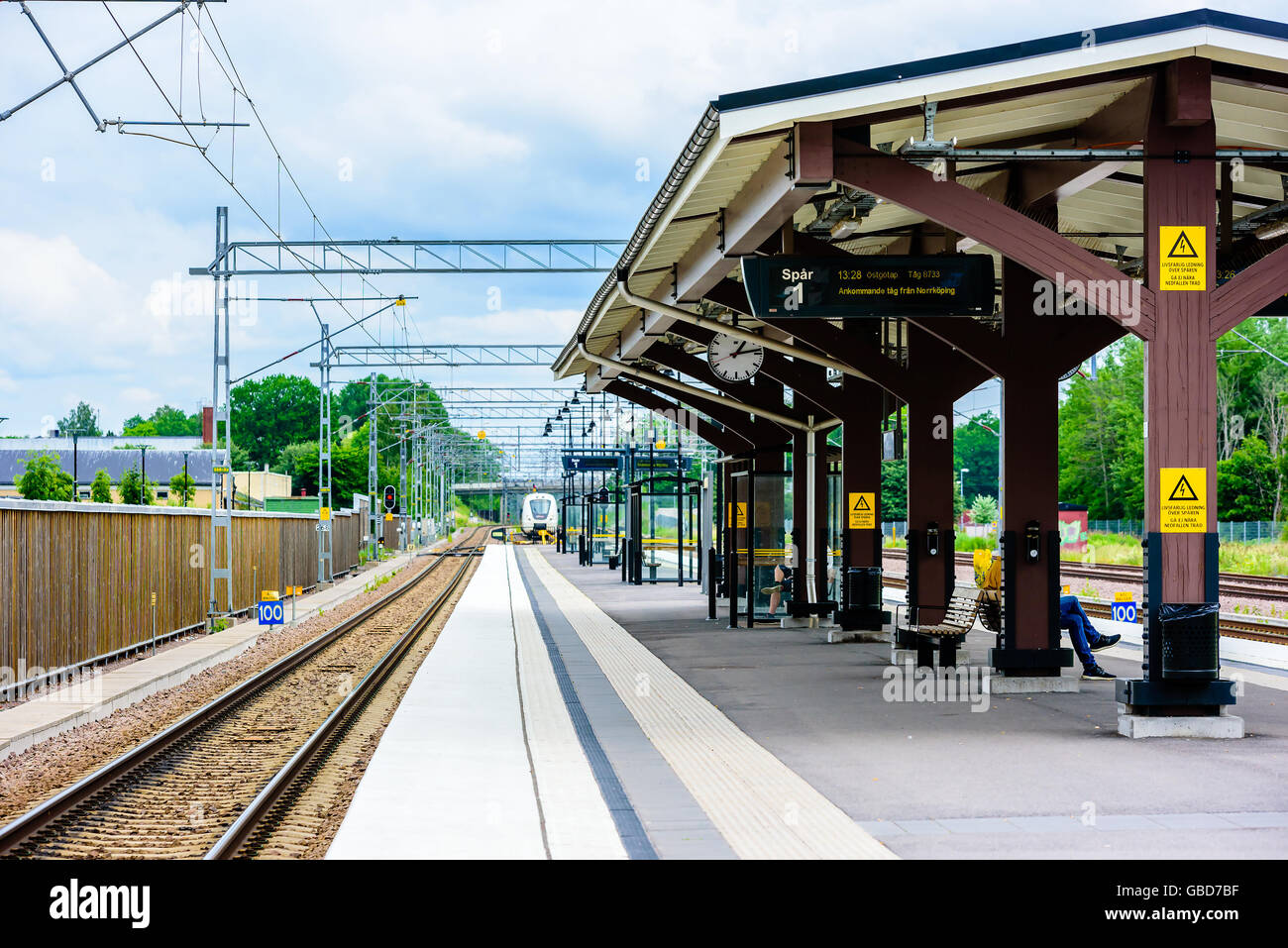 Motala, Schweden - 21. Juni 2016: Die Plattform am Bahnhof in der Stadt. Das wirkliche Leben in der Stadt. Stockfoto