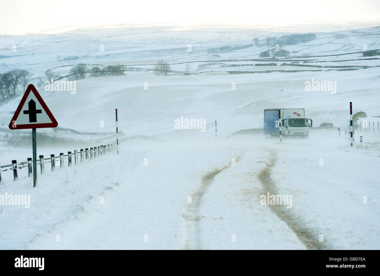 Ein verlassener LKW auf der cumbria-Seite der A66, als schwerer Schnee über Großbritannien fällt. Stockfoto