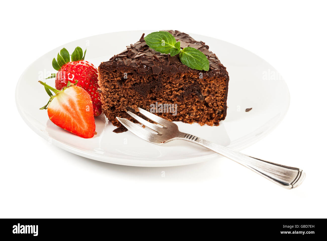 Stück Schokoladenkuchen auf einen Teller garniert mit Erdbeeren, isoliert auf weißem Hintergrund Stockfoto