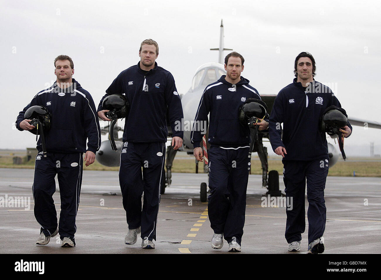 Die schottischen Kadermitglieder Kelly Brown, Craig Hamilton, Geoff Cross und Graeme Morrison bereiten sich auf Schottlands Eröffnungsspiel des RBS 6 Nations-Turniers in dieser Saison gegen Wales in Murrayfield vor, indem sie die Kontrolle über einen Flugsimulator bei RAF Leuchars übernehmen. Stockfoto