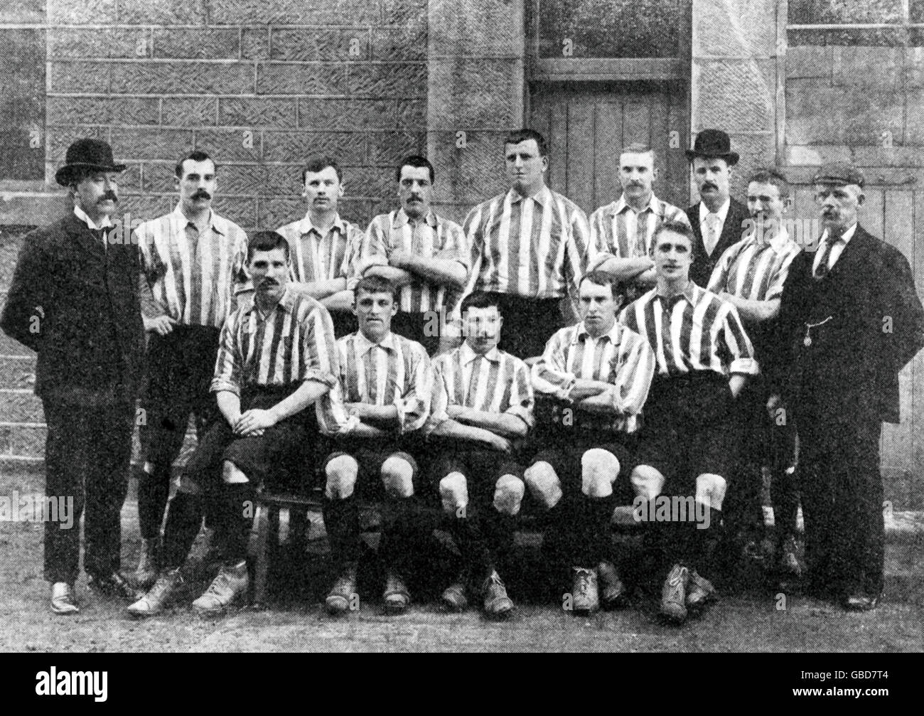 Das FA-Cup-Siegerteam von Sheffield United: (Hintere Reihe, l-r) George Hedley, Harry Johnson, Peter Boyle, Willie 'Fatty' Foulke, Jack Almond, Tom Morren; (erste Reihe, l-r) Walter Bennett, Billy Beer, Ernest Needham, Harry Thickett, Fred Priest Stockfoto