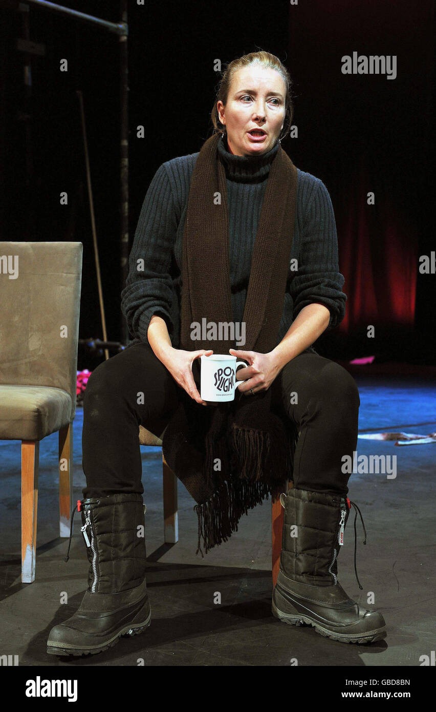 Die preisgekrönte Schauspielerin Emma Thompson während einer Q&A-Sitzung mit dem Publikum, nach der ersten Nacht des Theaterstücks „Fair Trade“, das sie produzierte und das heute Abend im Pleasance Theatre im Norden Londons eröffnet wurde. Stockfoto