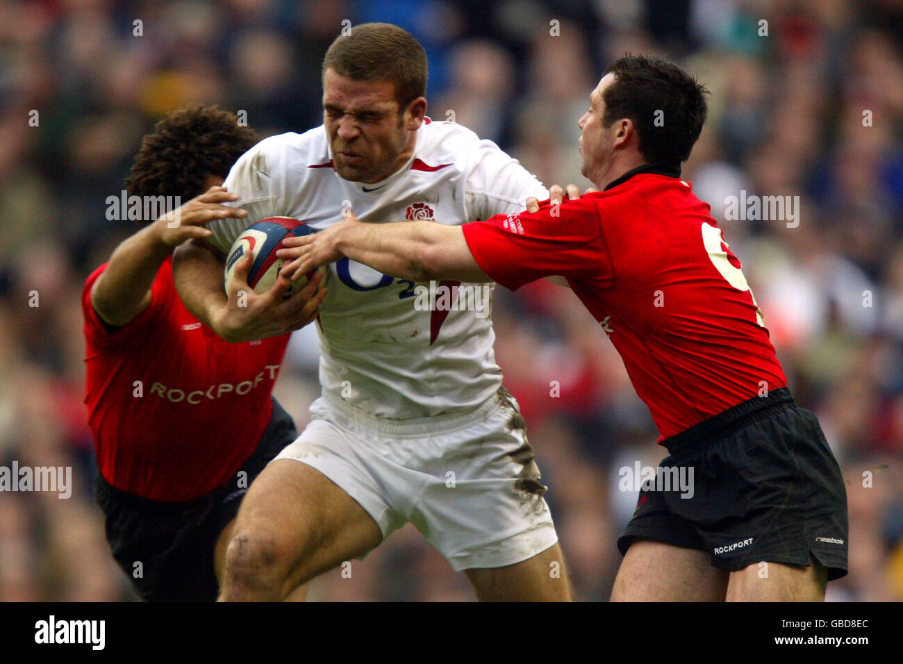 Rugby Union - The RBS Six Nations Championship - England gegen Wales. Der englische Joe Worsley (c) platzt durch das Tackle von Colin Charvis (l) und Gareth Cooper (r) Stockfoto