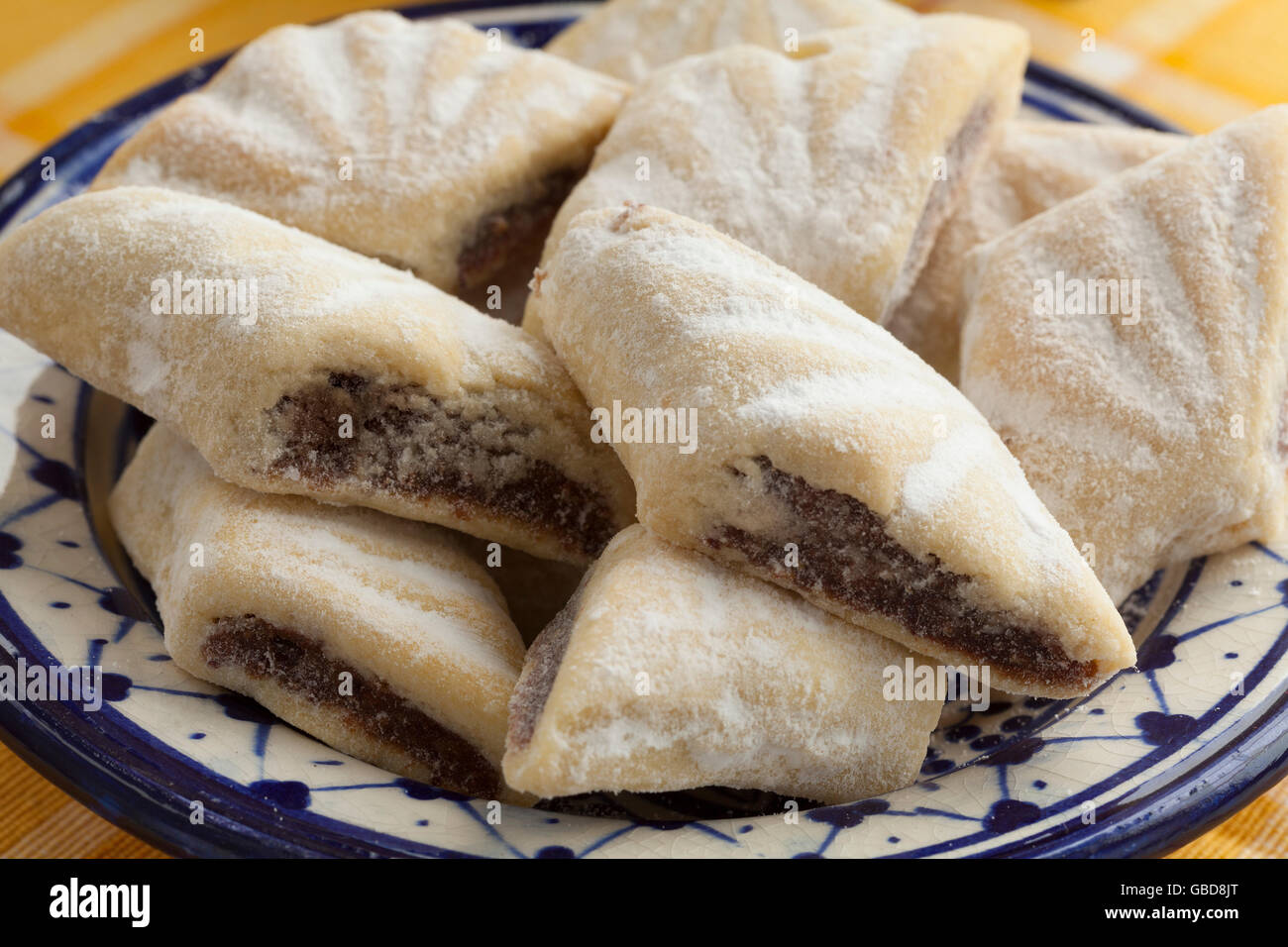 Traditionelle marokkanische Makrout, Datum Cookies, auf einem Teller Stockfoto