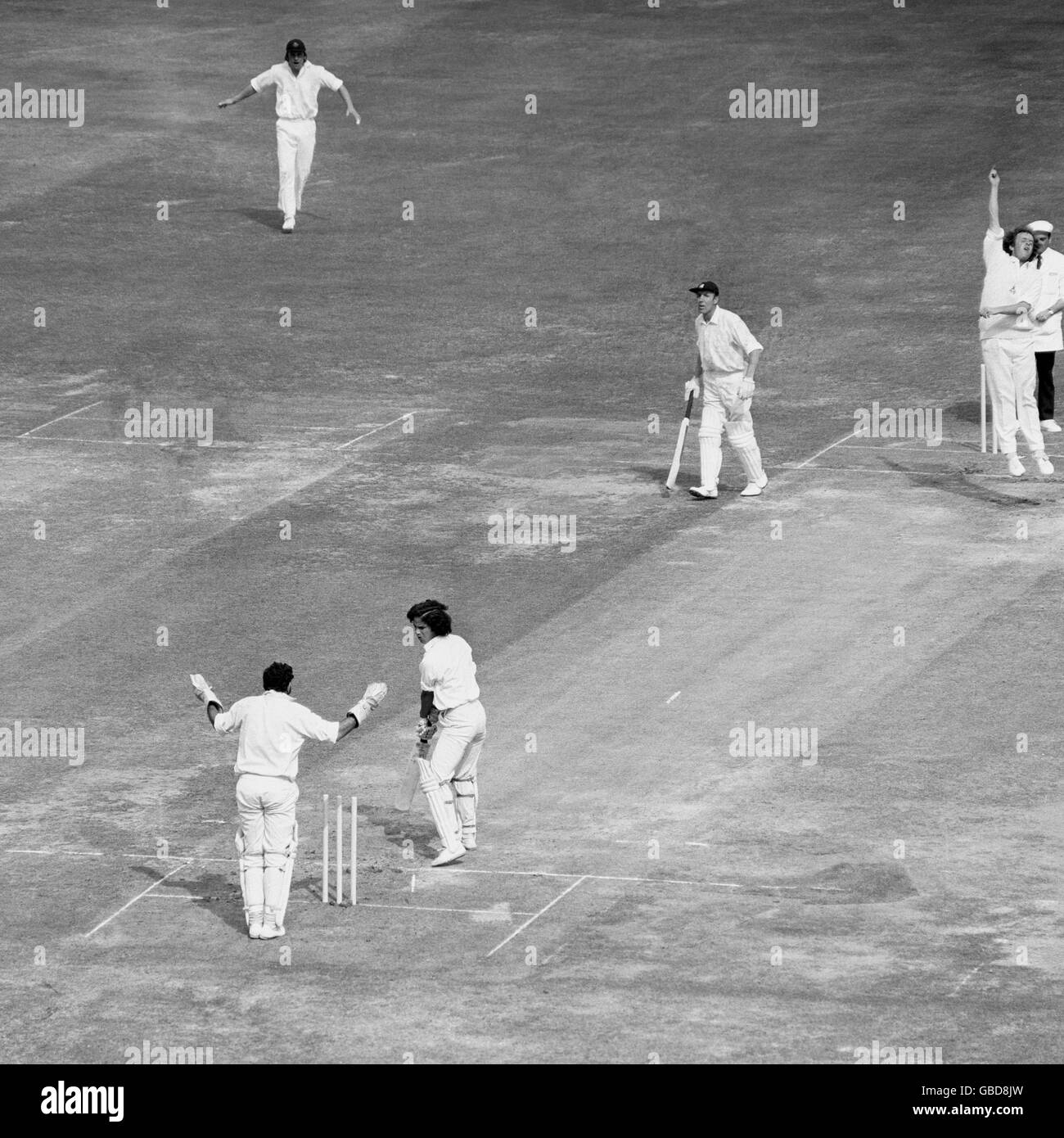 Cricket - Gillette Cup Finale, 1975 - Lancashire / Middlesex - Lord's. Harry Gomes von Middlesex (l) wird von Robert Ratcliffe von Lancashire (oben rechts) gewoben Stockfoto