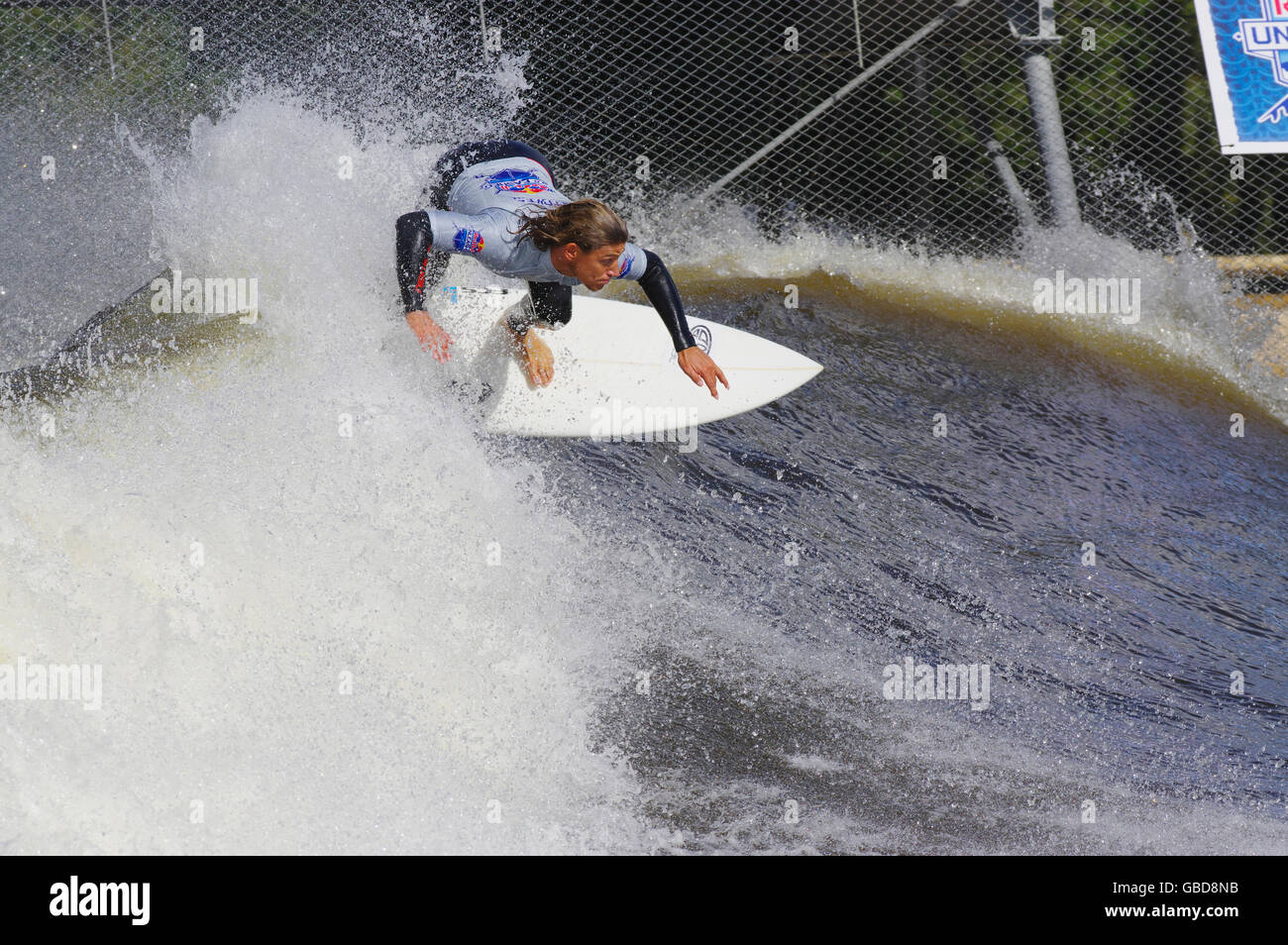 Surfer, Red Bull Unleashed Wettbewerb, Surf Snowdonia, Dolgarrog, North Wales, Stockfoto