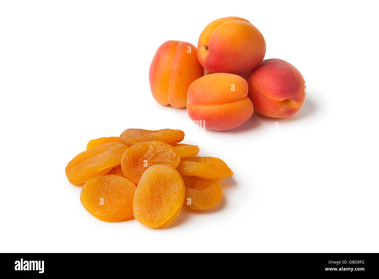 Haufen von gesunden nahrhaften frische und getrocknete Aprikose Frucht auf weißem Hintergrund Stockfoto