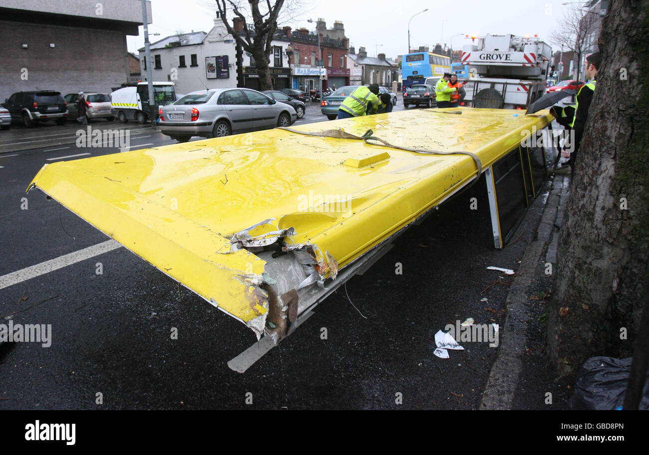 Die Ingenieure von Dublin Bus Bergen das Dach eines Doppeldeckerbusses, der heute Morgen auf Dublins North Strand in einen Baum stürzte. Stockfoto