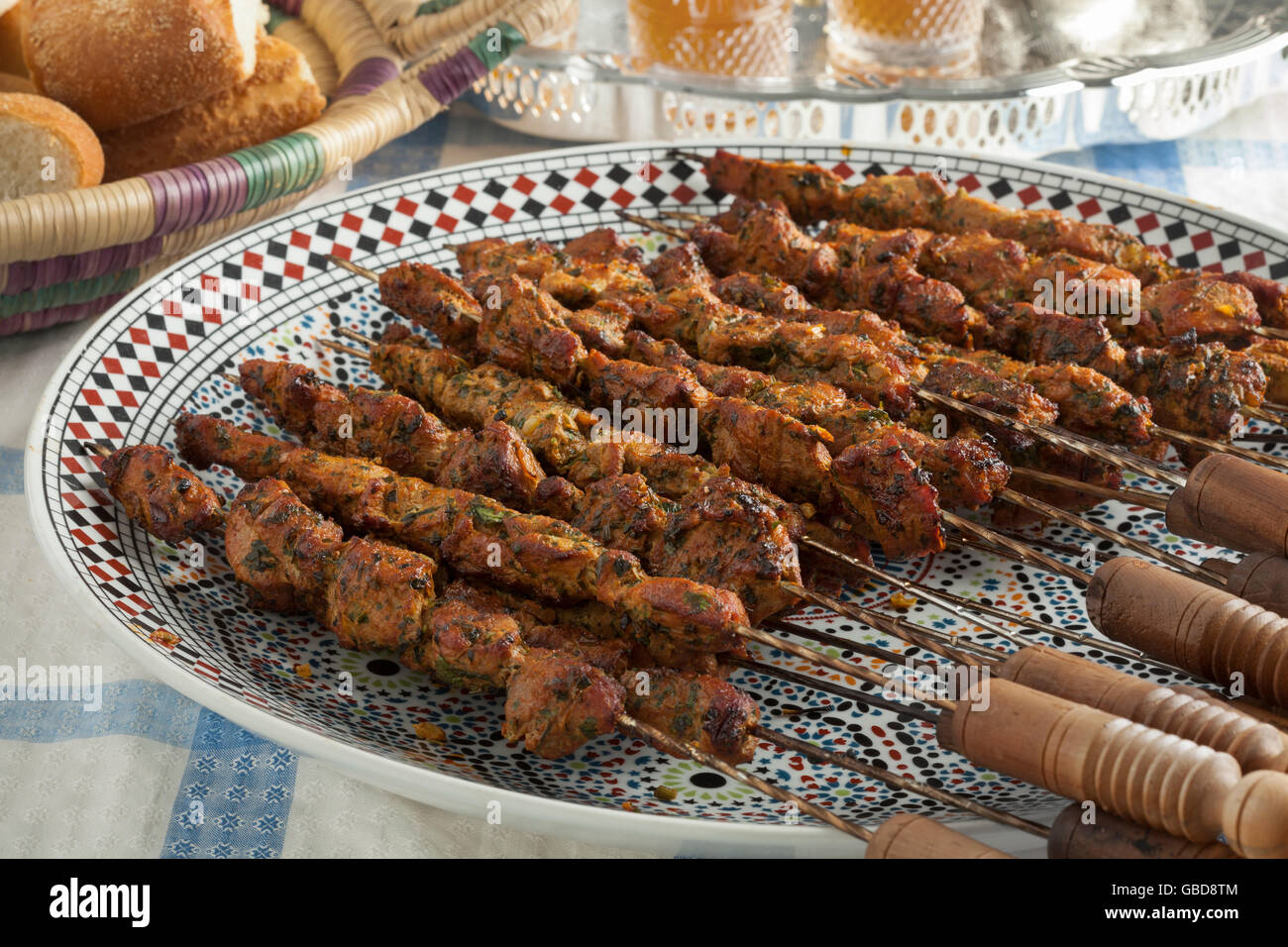 Marokkanischer Lamm Kebab auf einem Tisch mit Tee und brad Stockfoto