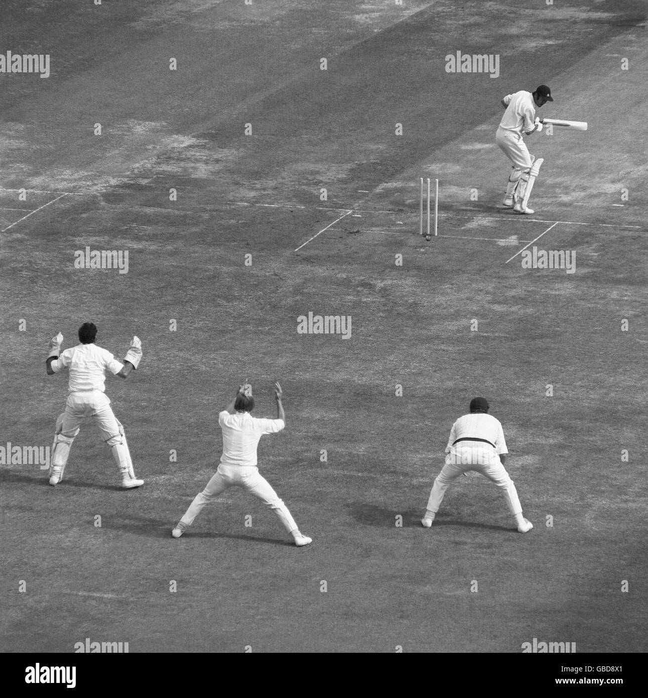 Cricket - Gillette Cup Finale, 1975 - Lancashire / Middlesex - Lord's. Mike Smith von Middlesex (oben rechts) wird von Peter Lever von Lancashire (nicht abgebildet) für 12 Läufe gekelt. Stockfoto