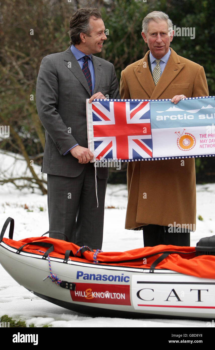 Der Prinz von Wales überreicht dem Direktor des Catlin Arctic Survey Teams Pen Hadlow bei einem Abschiedsempfang für das Catlin Arctic Survey Team im Clarence House, London, einen Wimpel. Stockfoto