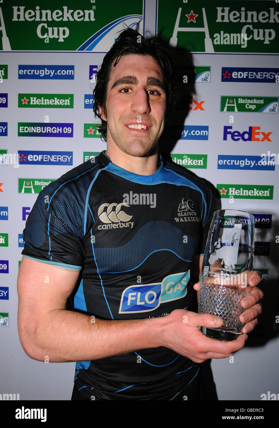 Rugby Union - Heineken Cup - Pool 5 - Glasgow Warriors gegen Newport Gwent Dragons - Firhill Arena. Kelly Brown von Glasgow Warriors mit seinem „man of the Match“-Preis Stockfoto