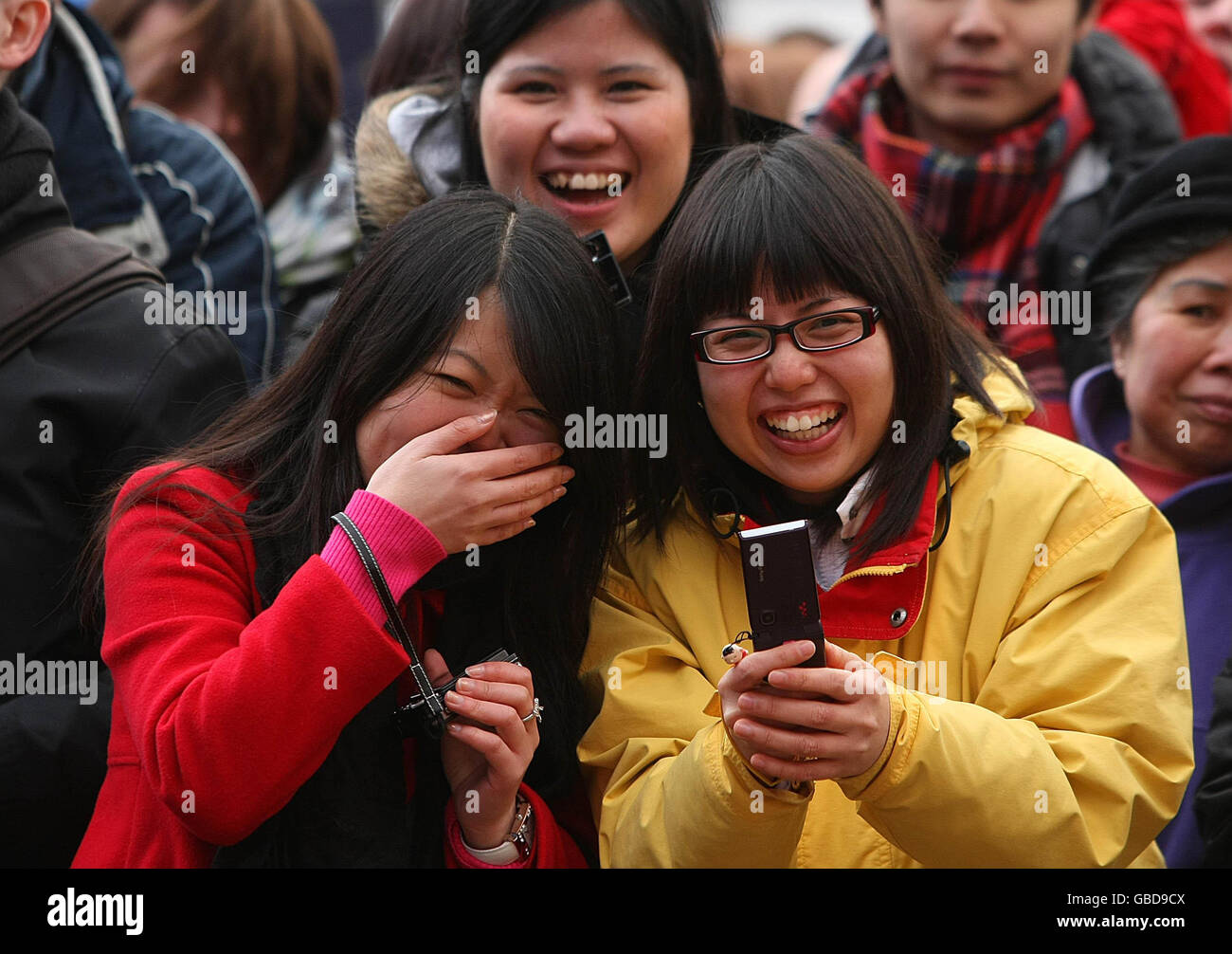Die Menge genießt die Feierlichkeiten zum chinesischen Neujahr, Jahr des Ochsen, während Dublins chinesische Gemeinde und Zuschauer sich im Wolfe Tone Park im Stadtzentrum von Dublin versammeln. Stockfoto