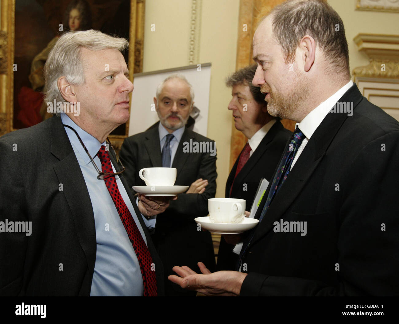 Der Leiter von ITV, Lord Grade (links), und der Generaldirektor der BBC, Mark Thompson (rechts), während eines Frühstücks mit führenden Vertretern der Medienbranche in der Downing Street in London. Stockfoto