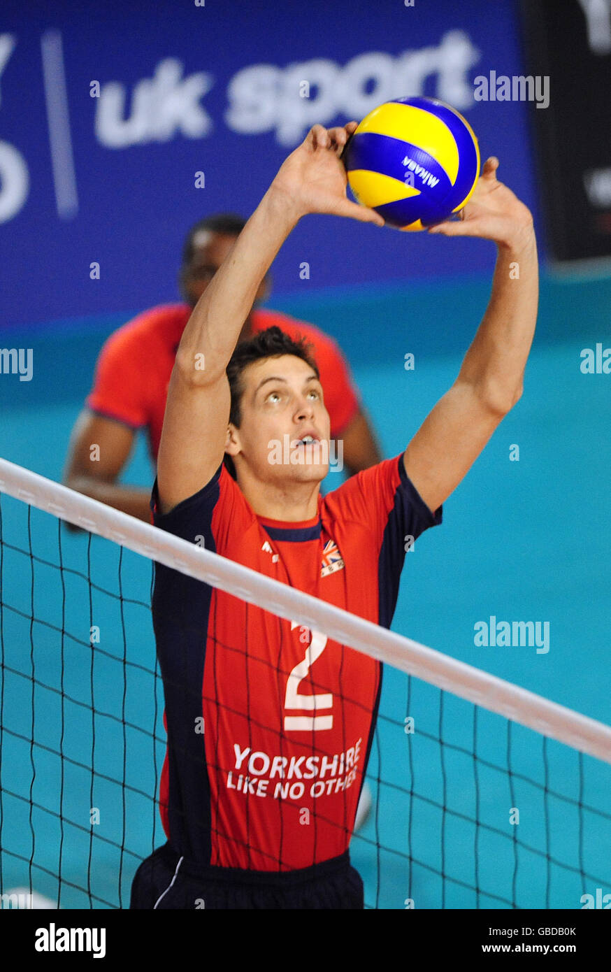 Volleyball - Weltmeisterschaft 2010 Vorbereitung Spiel - GB Männer gegen Schweden Männer - English Institute of Sport. Der britische Ben Pipes im Kampf gegen Schweden Stockfoto