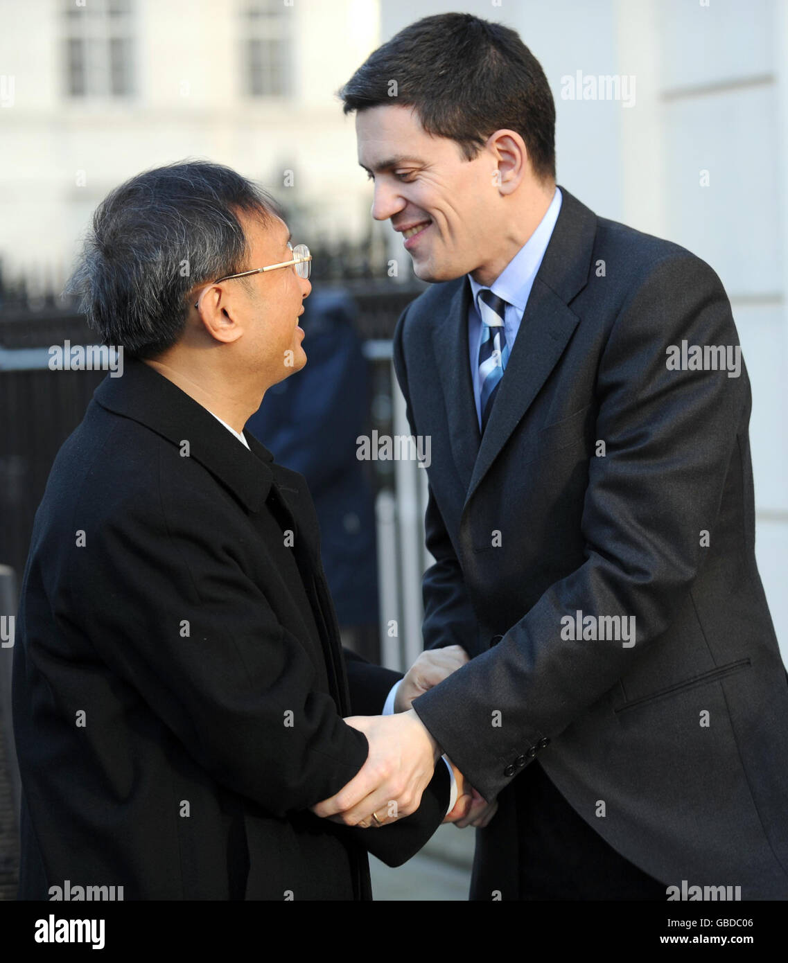 Außenminister David Miliband trifft den chinesischen Außenminister Yang Jiechi im Carlton House Gardens in London. Stockfoto