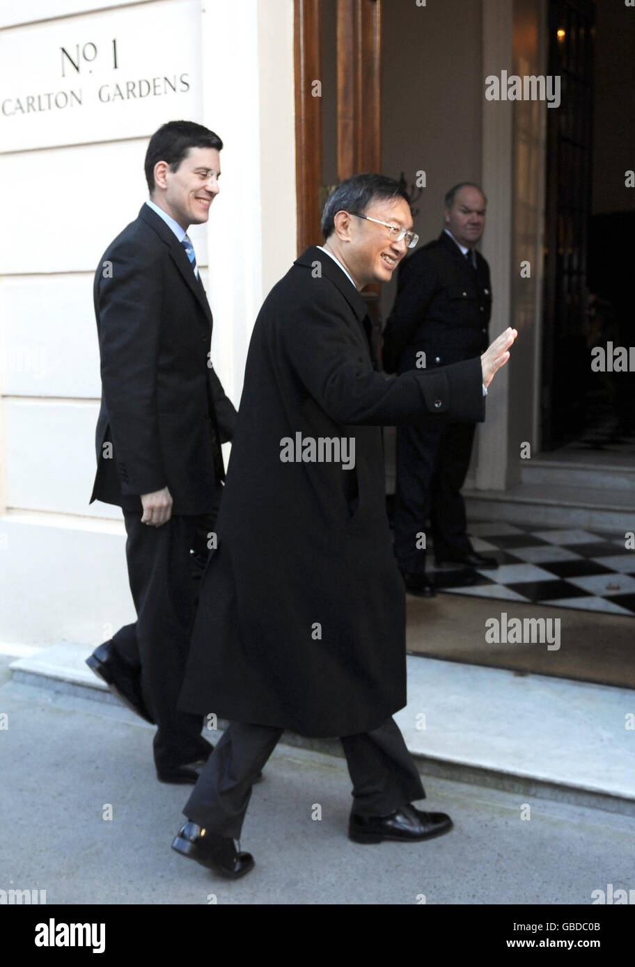 Außenminister David Miliband trifft den chinesischen Außenminister Yang Jiechi im Carlton House Gardens in London. Stockfoto