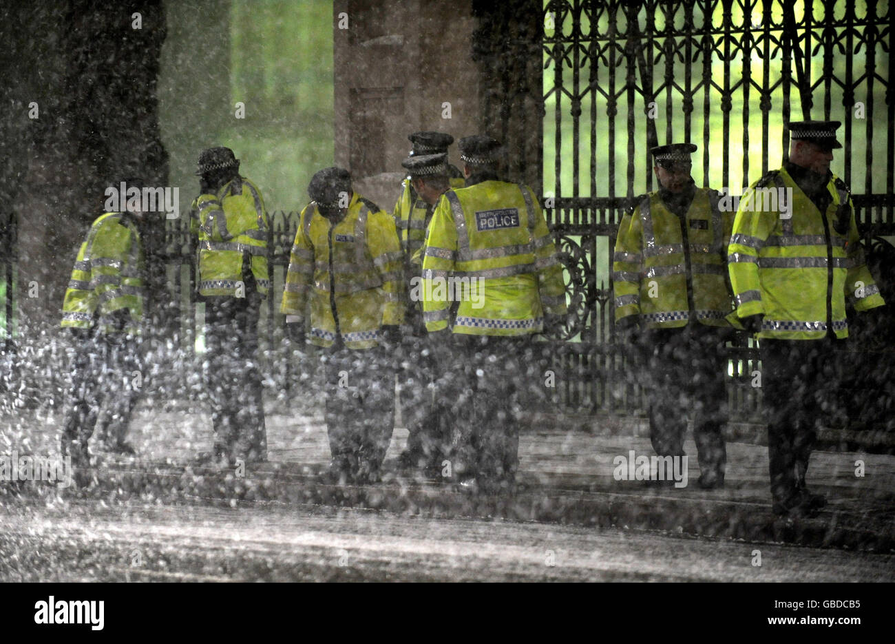 Polizeibeamte stehen vor dem Natural History Museum in London im schweren Schnee, als Großbritannien von einem Kälteeinbruch getroffen wird. Stockfoto