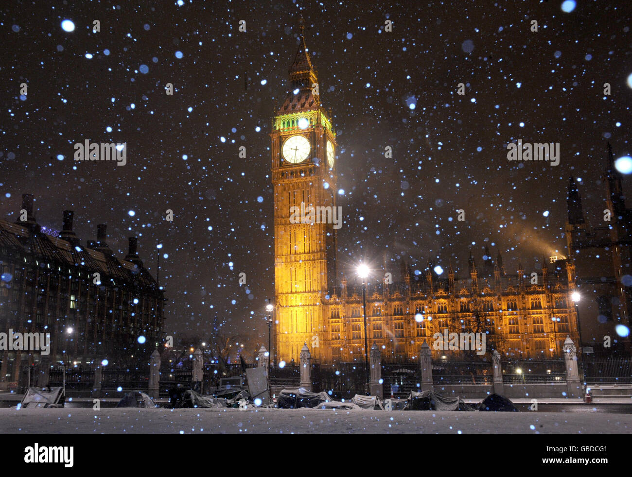 Schnee fällt auf dem Parliament Square in London, als Großbritannien von einem Kälteeinbruch getroffen wird. Stockfoto