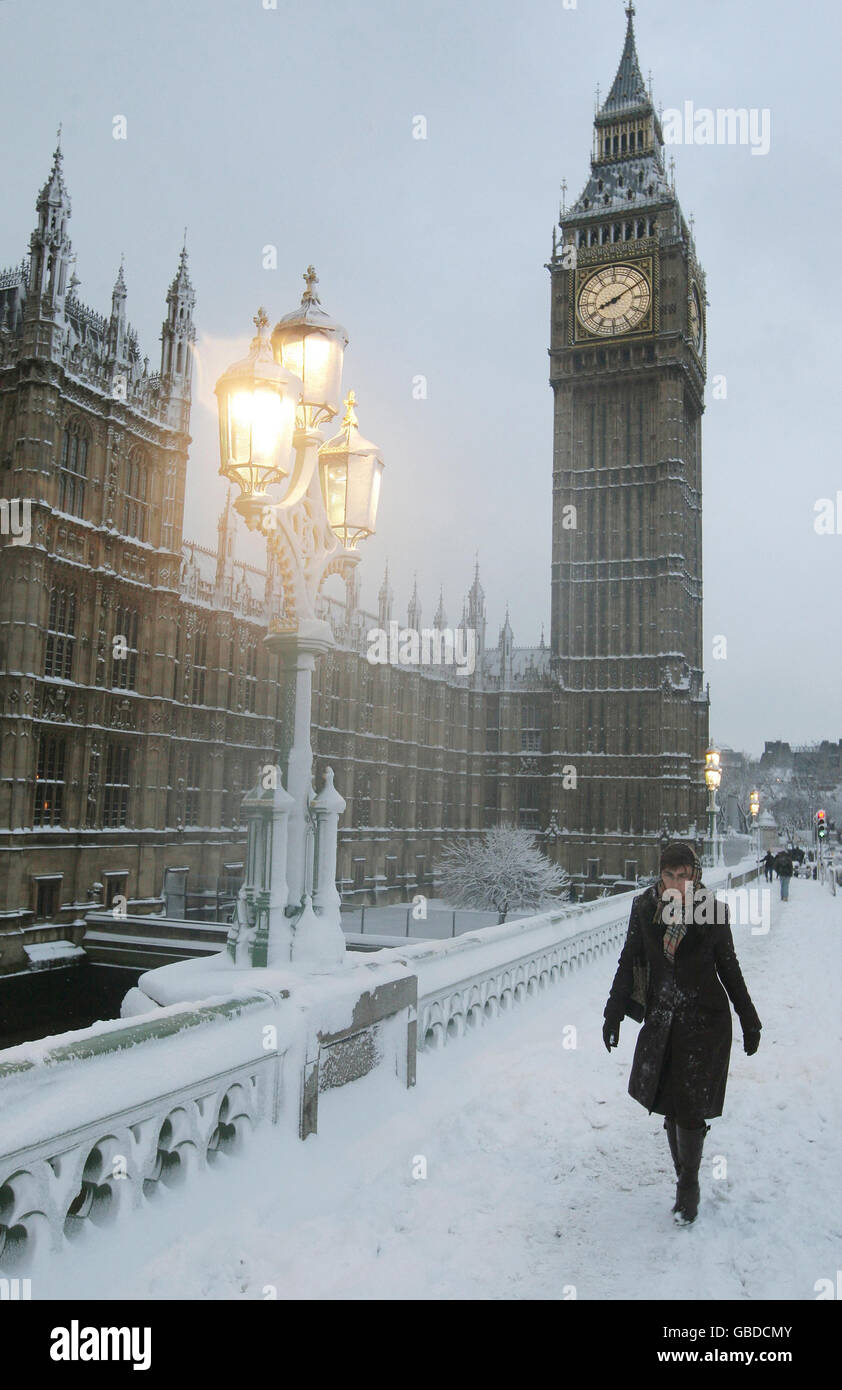 Ein Fußgänger überquert die Westminster Bridge vor den Houses Des Parlaments nach starkem Schneefall über Nacht im Zentrum von London Stockfoto