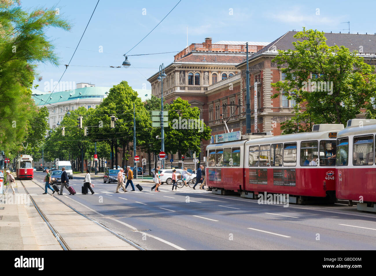 Menschen, die Kreuzung Parkring, Ringstraße und Straßenbahnen in der Innenstadt von Wien, Österreich Stockfoto