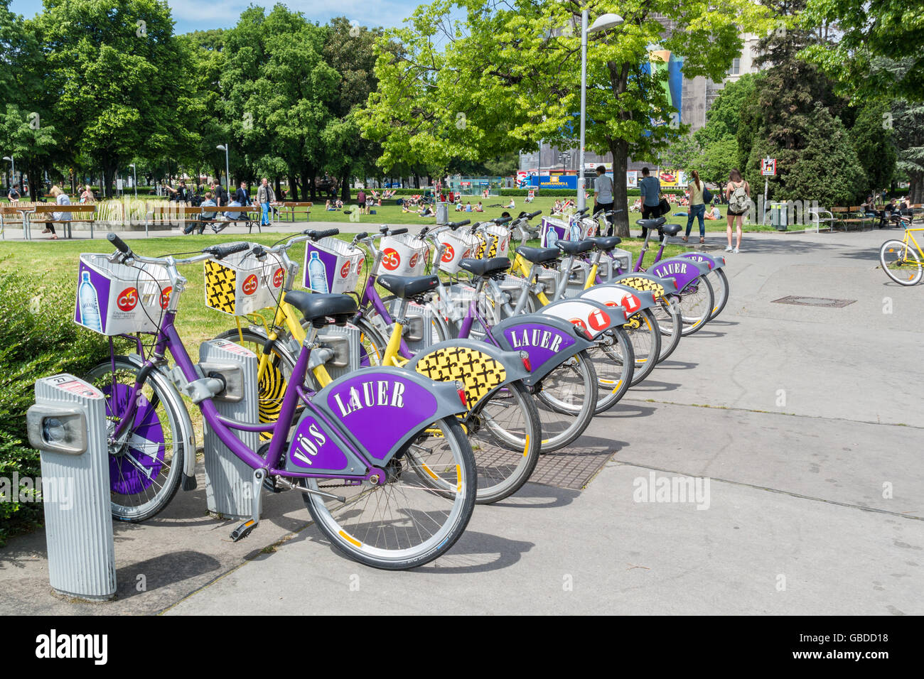 Reihe von Fahrrädern geparkt an Citybike Station auf dem Karlsplatz-Platz  in Wien, Österreich Stockfotografie - Alamy