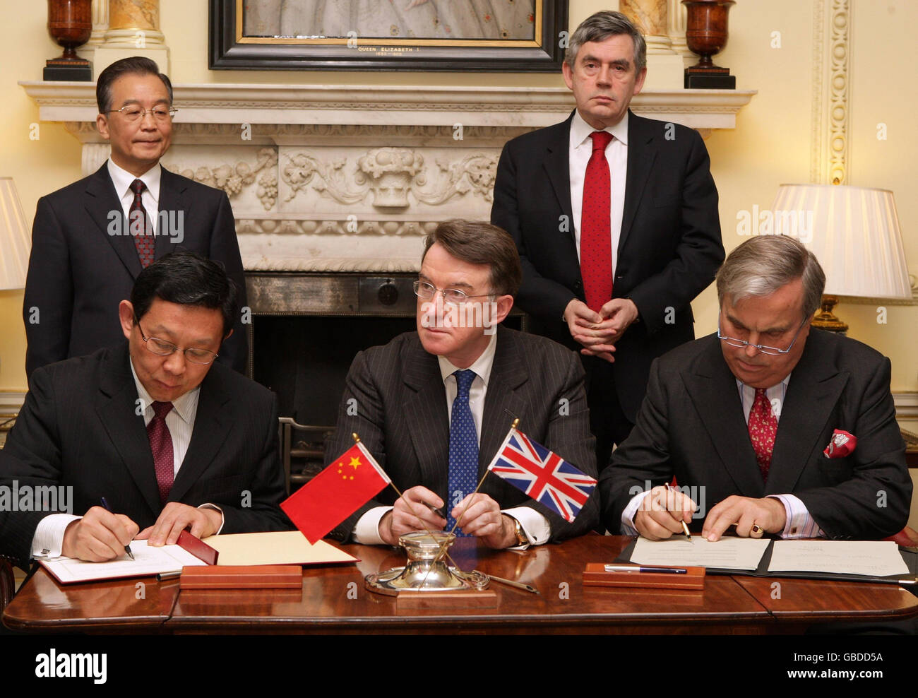 Der britische Premierminister Gordon Brown (rechts stehend), der Handelsminister Peter Mandelson (Mitte) und der chinesische Premierminister Wen Jiabao (links stehend) sind Zeugen der Unterzeichnung eines Handelsabkommens in der Downing Street Nr. 10. Verlegen Downing Street Beamte haben ihre Versorgung mit Unionsflaggen überprüft, nachdem sie eine auf den Kopf gestellt bei einer hochkarätigen Veranstaltung bei Nummer 10. Stockfoto