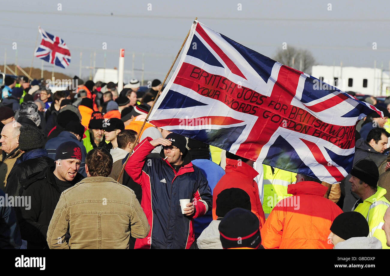 Eine Demonstration von Arbeitern vor der Lindsey-Ölfabrik in Killingholme im Norden von Lincolnshire wird fortgesetzt, während Gewerkschaftsunterhändler ihre Gespräche mit Arbeitgebern führen. Stockfoto