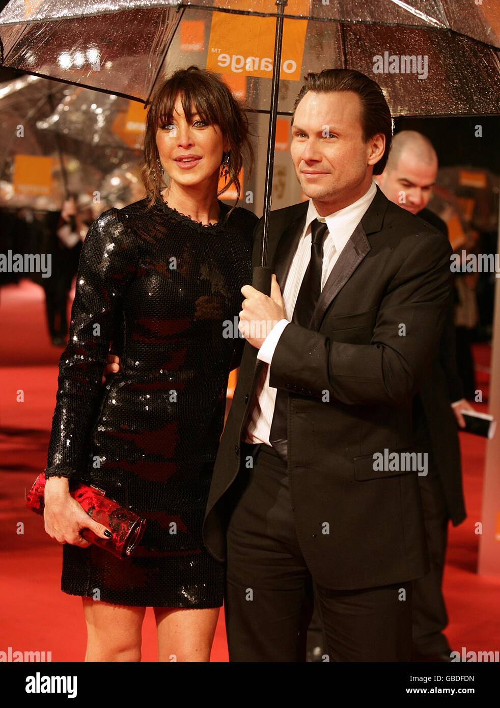 Tamara Mellon und Christian Slater kommen für die British Academy Film Awards 2009 im Royal Opera House in Covent Garden im Zentrum von London an. Stockfoto