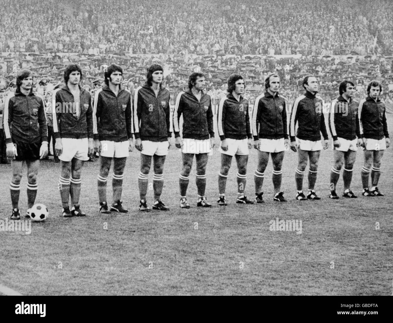 Die jugoslawische Mannschaft stellt sich vor dem ersten Spiel der Finals an: (l-r) Enver Maric, Vladislav Bogicevic, Ivan Buljan, Ivo Surjak, Josip Katalinski, Drazen Muzinic, Branko Oblak, Enver Hadziabdic, Jovan Acimovic, Ilija Petkovic Stockfoto