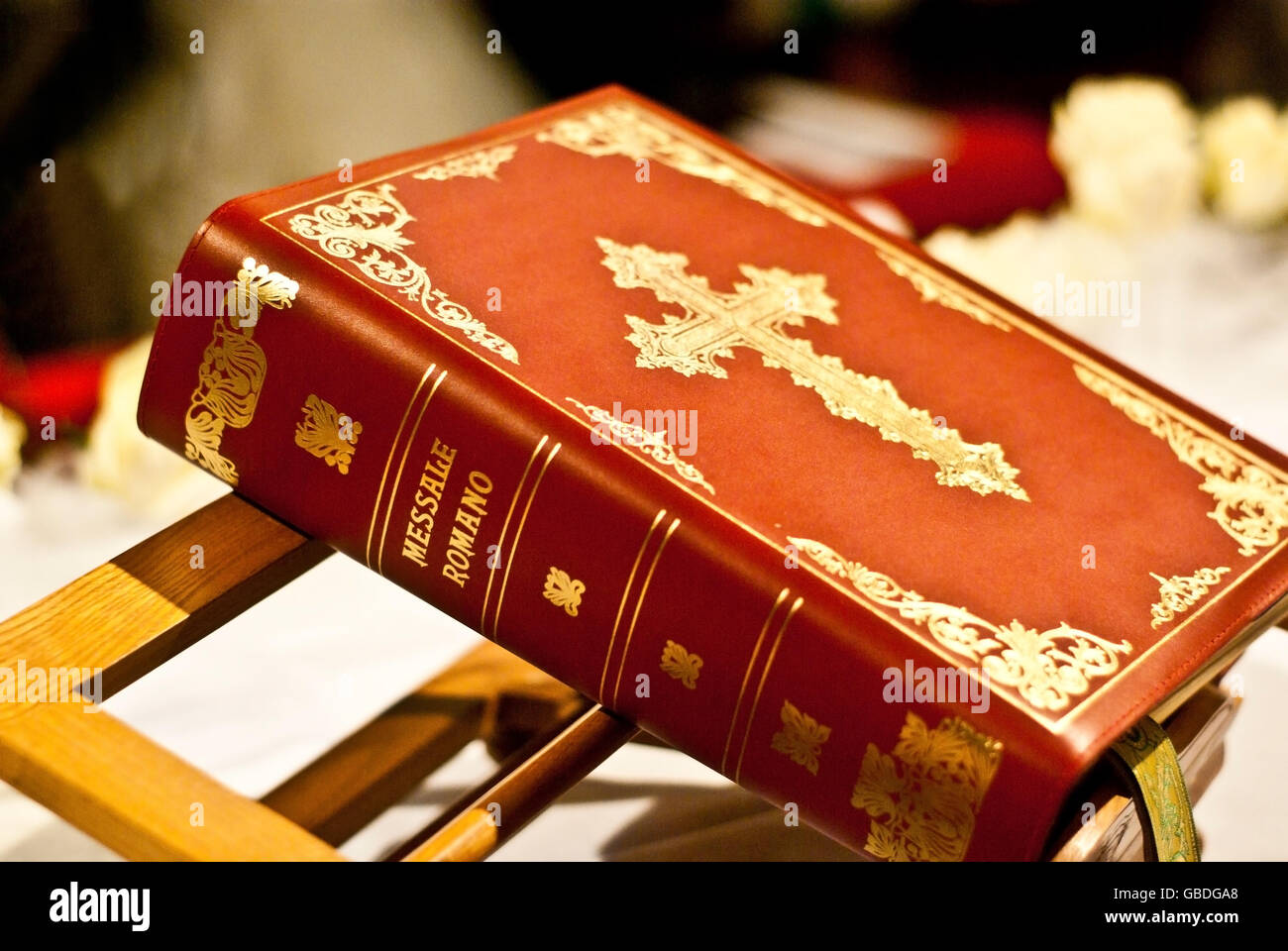 Missale auf dem Altar der römisch-katholischen Kirche bereit für die Feier der Heiligen Messe Stockfoto