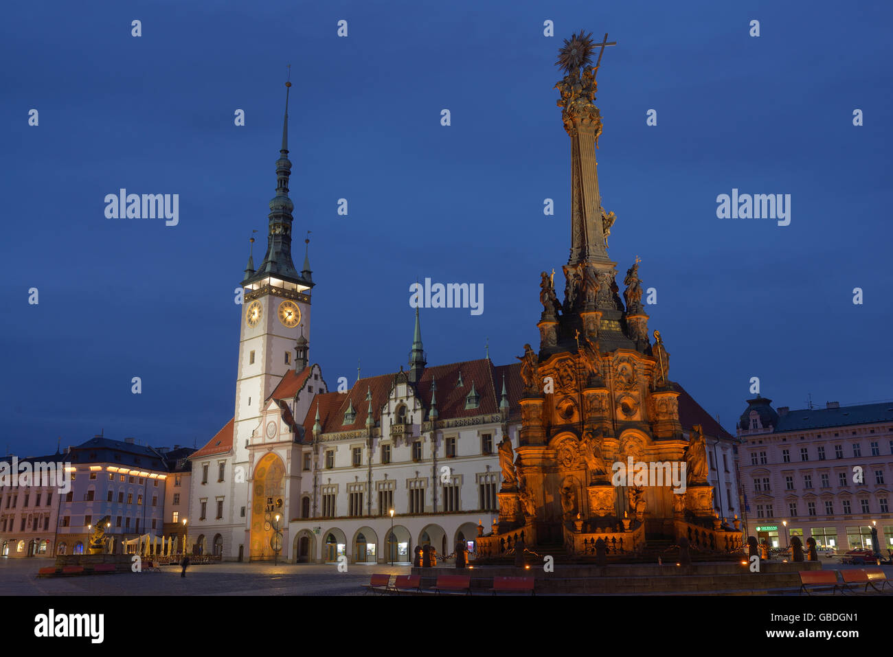 Säule der Heiligen Dreifaltigkeit und das Rathaus von Olomouc bei Nacht. Mähren, Tschechische Republik. Stockfoto