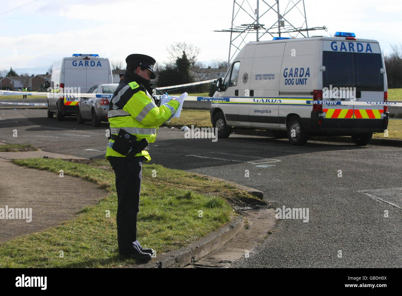 Schießen Auf Melrose Park. Gardai am Schauplatz von Dublins neuestem Töten im Mellrose Park in Clondalkin, Dublin. Stockfoto