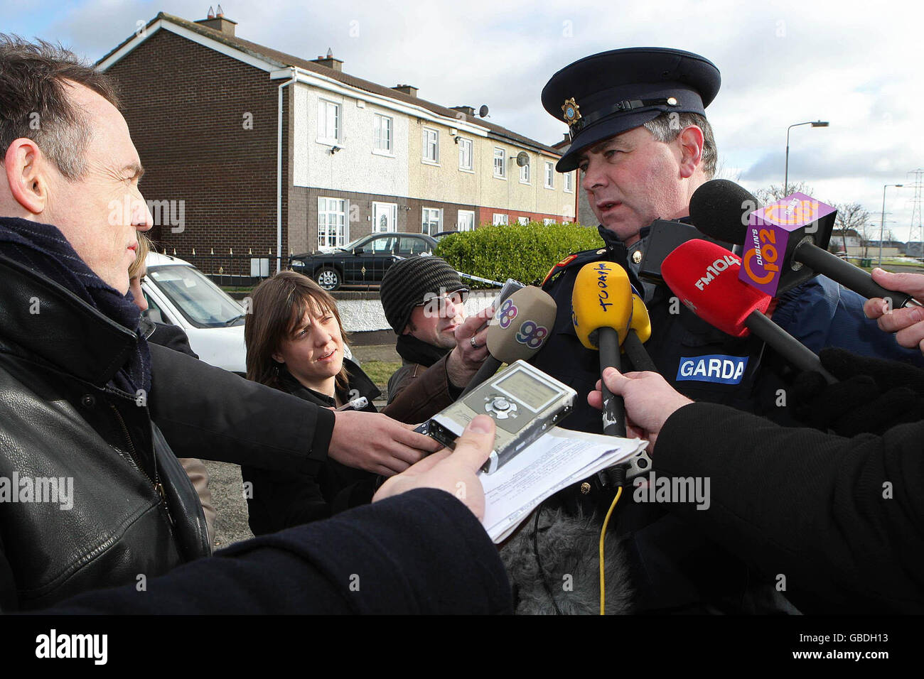 Der Deztective Superintendent John Quirke unterzog die Medien am Schauplatz von Dublins neuestem Mord im Melrose Park in Clondalkin, Dublin. Stockfoto